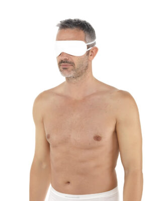 Närbild man bär DermaSilk ögonmask