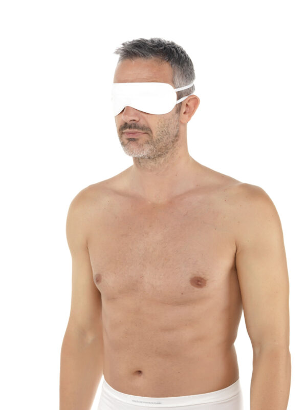 Närbild man bär DermaSilk ögonmask