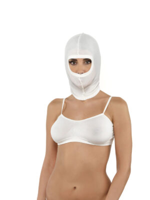 Kvinna med vit DermaSilk ansiktsmask och topp