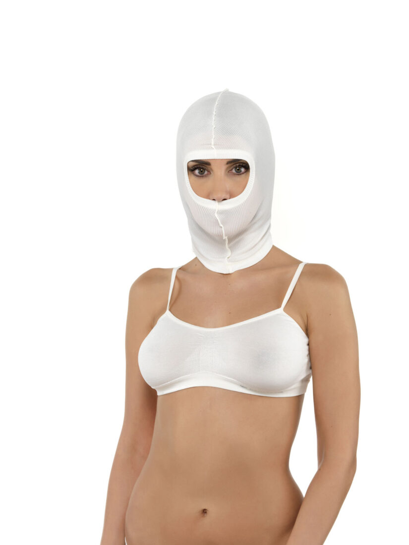 Kvinna med vit DermaSilk ansiktsmask och topp