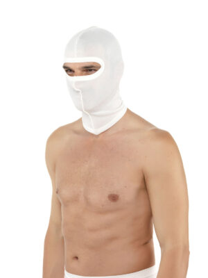 Man med vit DermaSilk ansiktsmask och bar överkropp