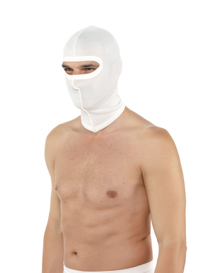 Man med vit DermaSilk ansiktsmask och bar överkropp