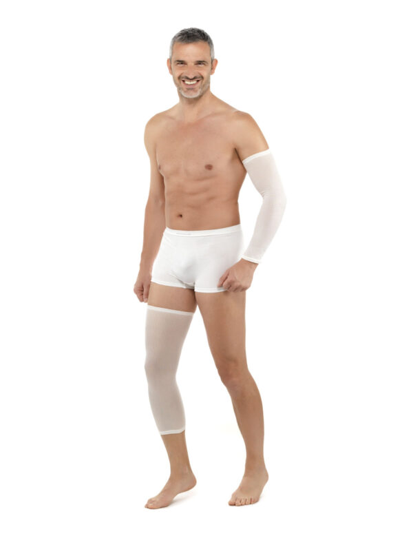Man klädd i DermaSilk tubformat bandage på arm och ben