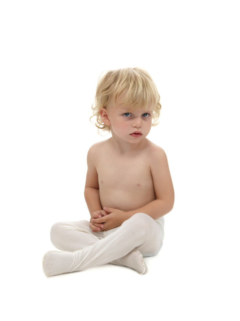 Sittande barn med bar överkropp och DermaSilk byxor med fot