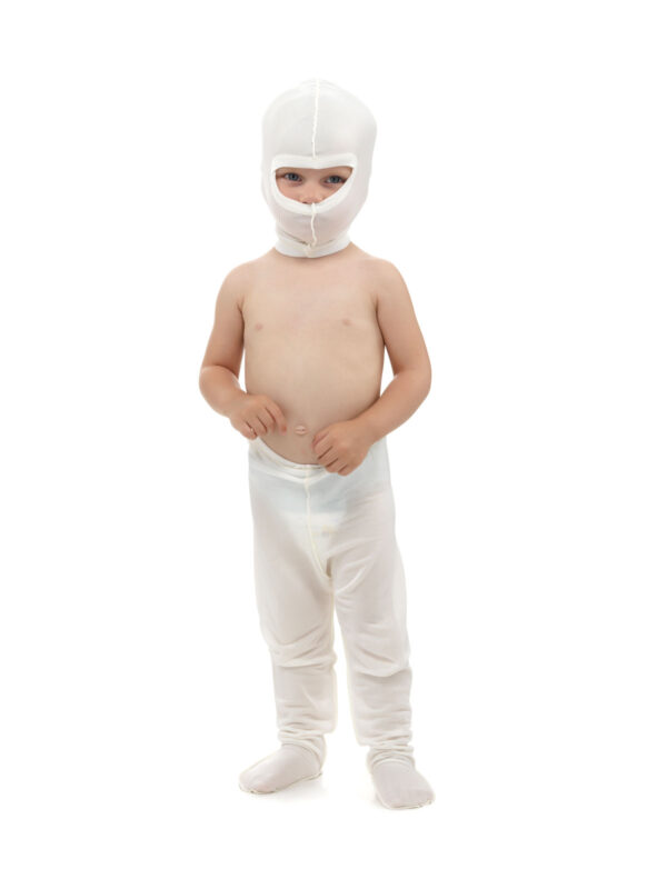 Barn i vit DermaSilk ansiktsmask och byxor med fot.