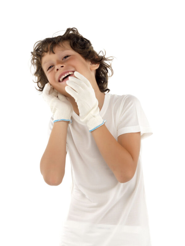 Glad kille med brunt hårklädd i DermaSilk handskar och kortärmad t-shirt