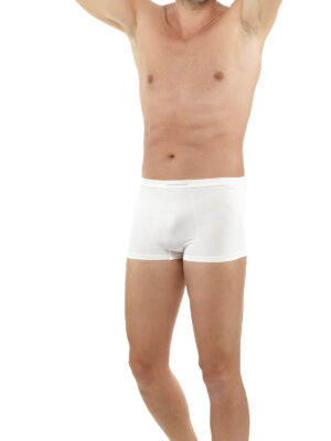 En man med bar överkropp klädd i DermaSilk boxershorts Elite