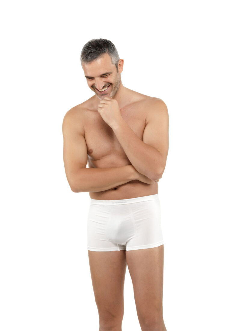 En man med bar överkropp klädd i DermaSilk boxershorts Elite