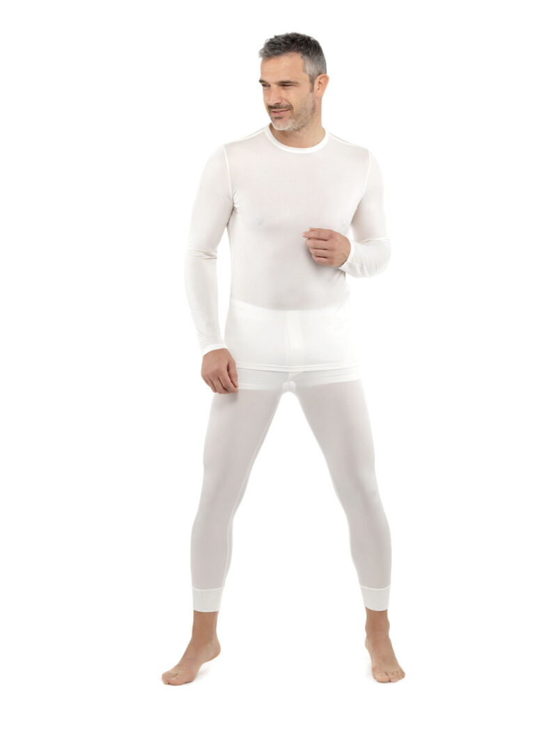 Man klädd i DermaSilk pyjamas