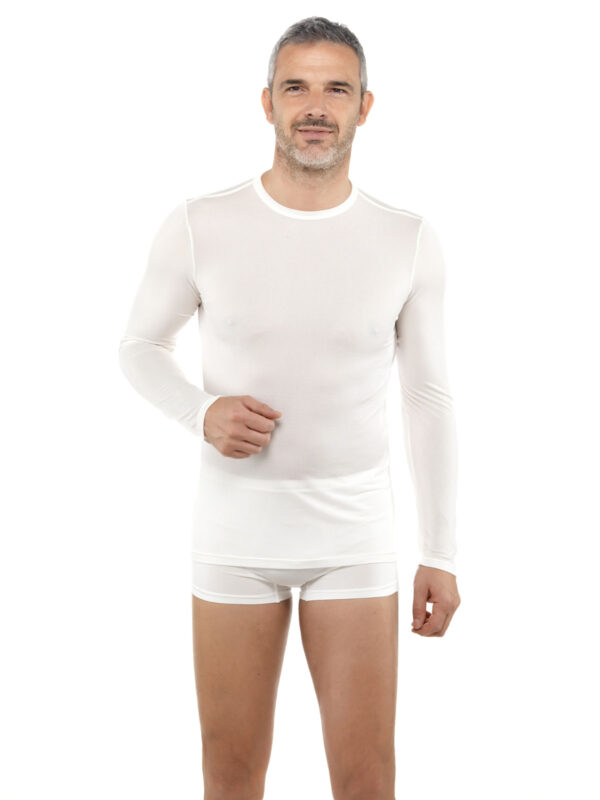 En man som är klädd i DermaSilk undertröja för herr och boxershorts