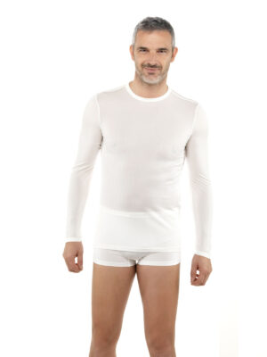 En man som är klädd i DermaSilk undertröja för herr och boxershorts