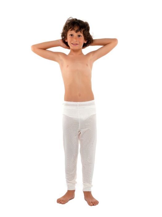 Kille med brunt hår klädd i DermaSilk långkalsonger